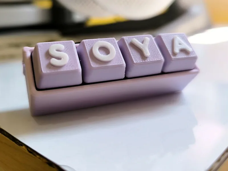 Nameplate keycap "SOYA", cetak dua warna.